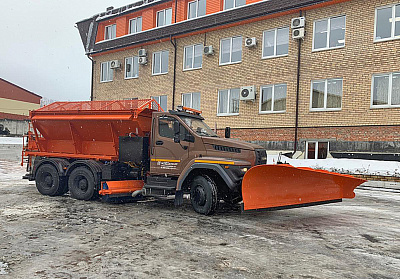 Многофункциональная коммунальная машина «Урал» вышла на борьбу со снегом на улицы городов России