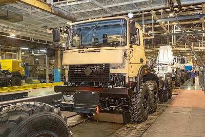 На ленте главного конвейера автозавода «Урал» увеличилась сборка трудоемких автомобилей